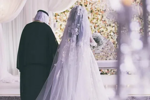 دختری که با استفاده از انبه برای خود لباس عروس دوخت